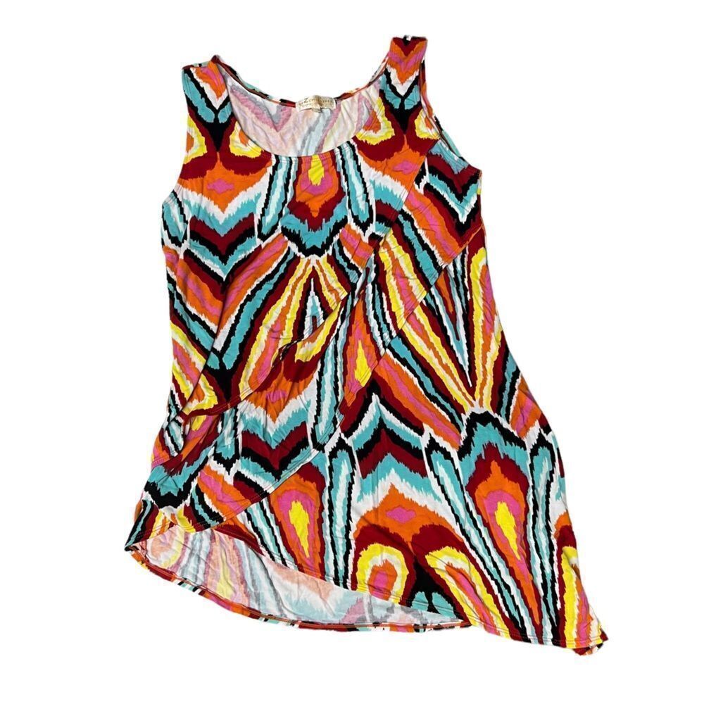 Asymmetrical tank with layers bursting with colors